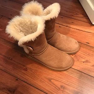 Ugg Bailey Suede Button II only worn once sz 6